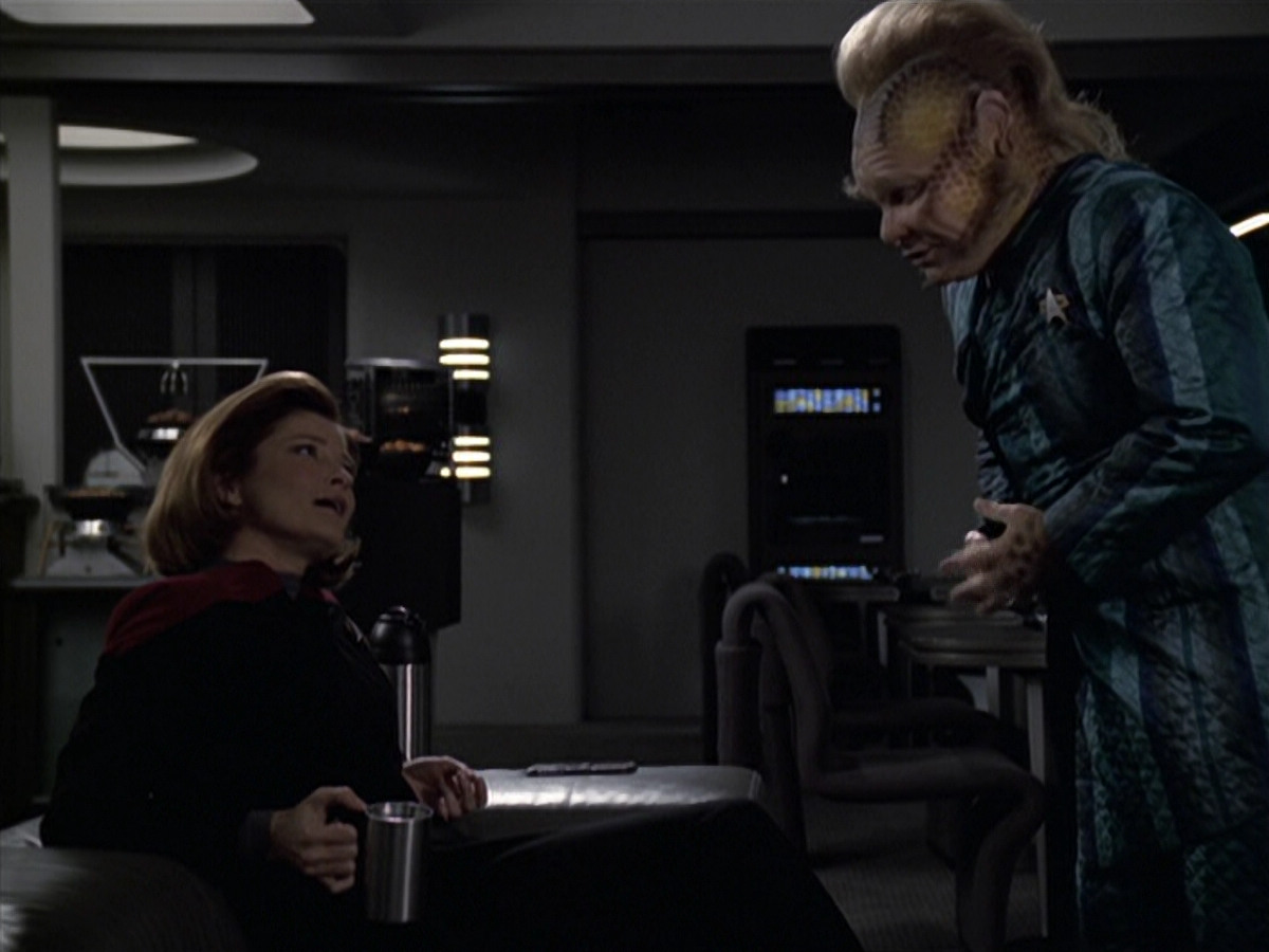 extant_StarTrek_VOY_6x11-FairHaven_00778.jpg
