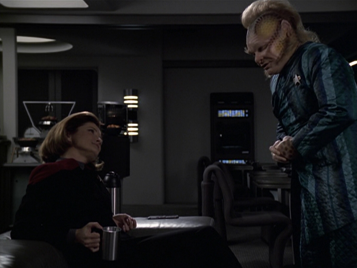 extant_StarTrek_VOY_6x11-FairHaven_00780.jpg