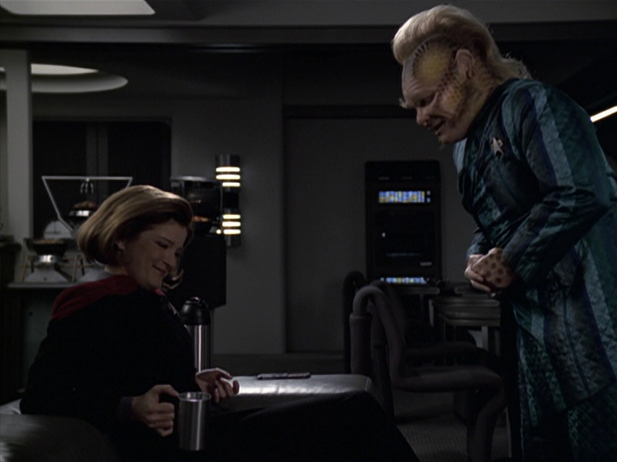 extant_StarTrek_VOY_6x11-FairHaven_00783.jpg