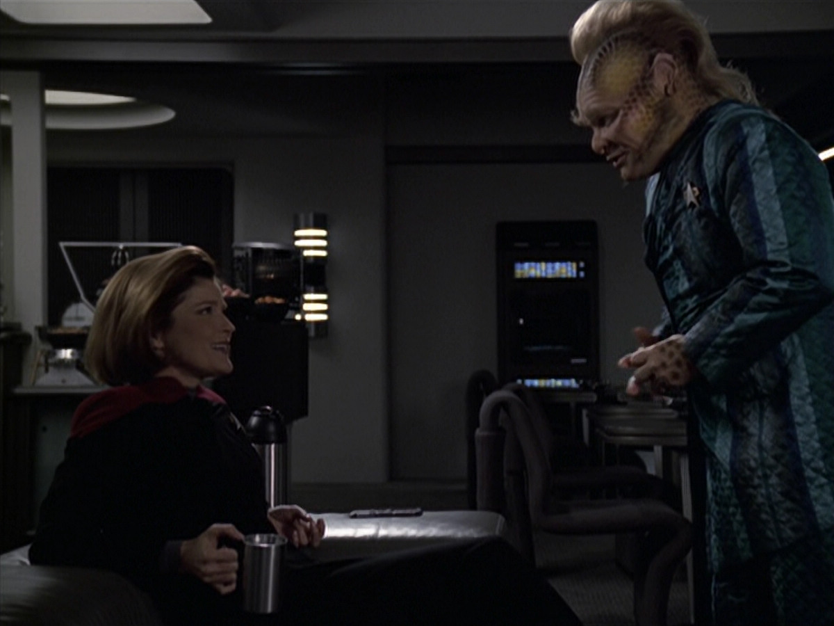 extant_StarTrek_VOY_6x11-FairHaven_00785.jpg