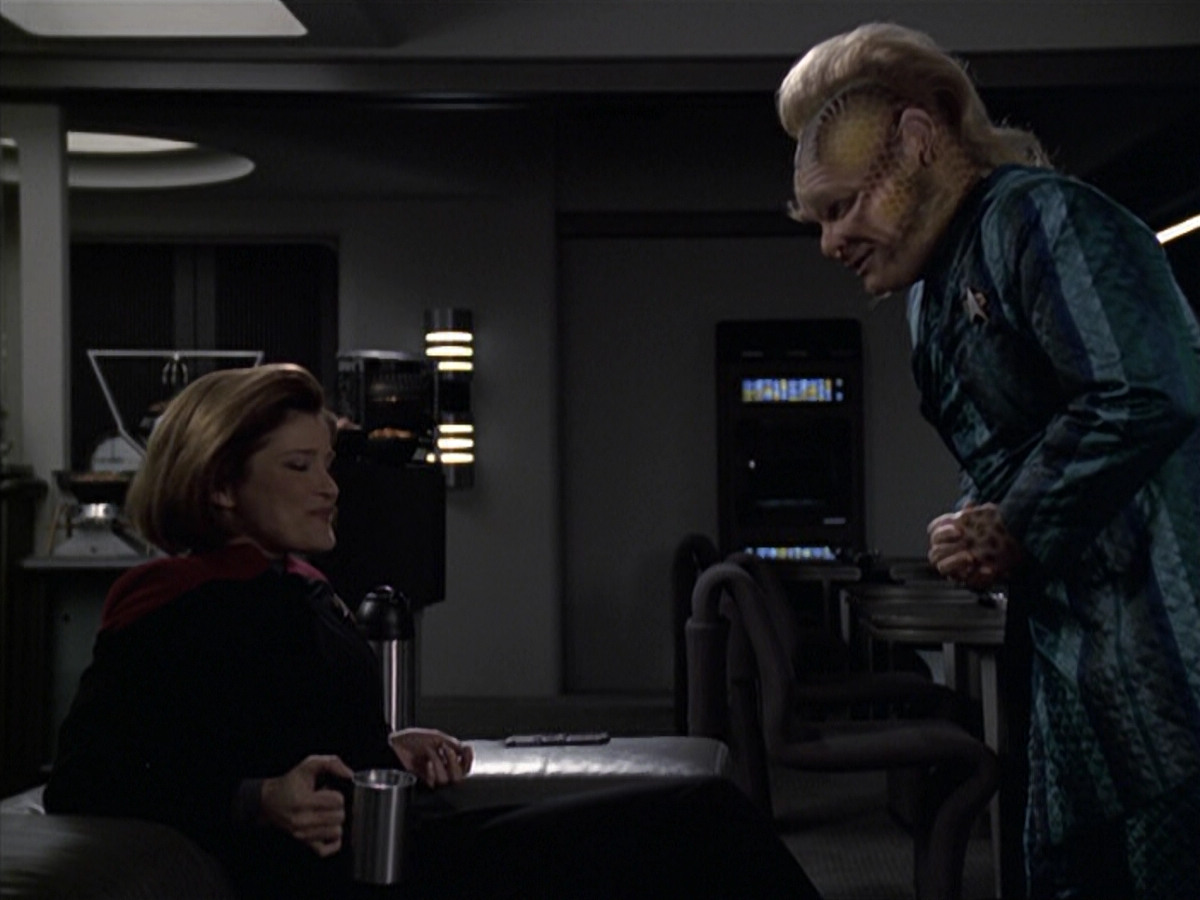 extant_StarTrek_VOY_6x11-FairHaven_00787.jpg