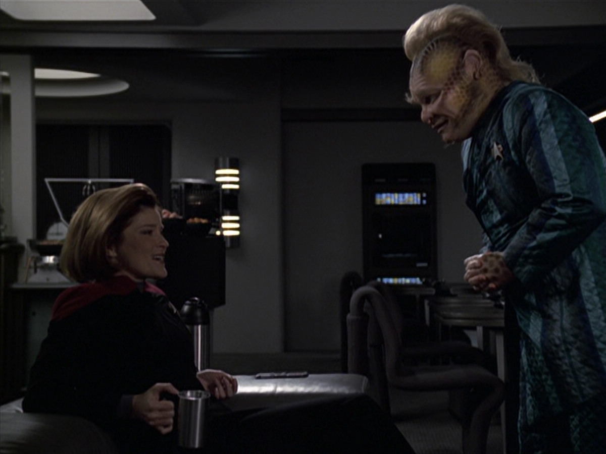 extant_StarTrek_VOY_6x11-FairHaven_00788.jpg