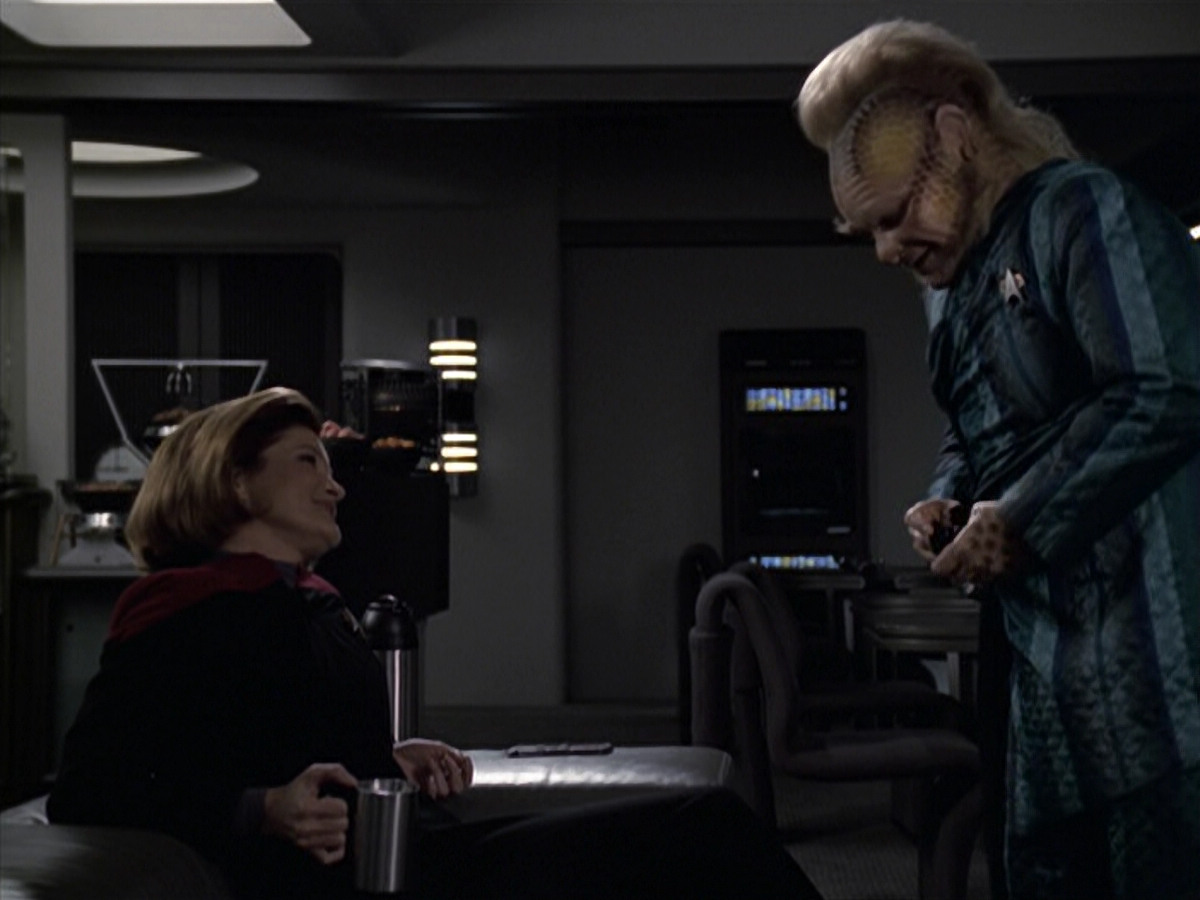 extant_StarTrek_VOY_6x11-FairHaven_00792.jpg