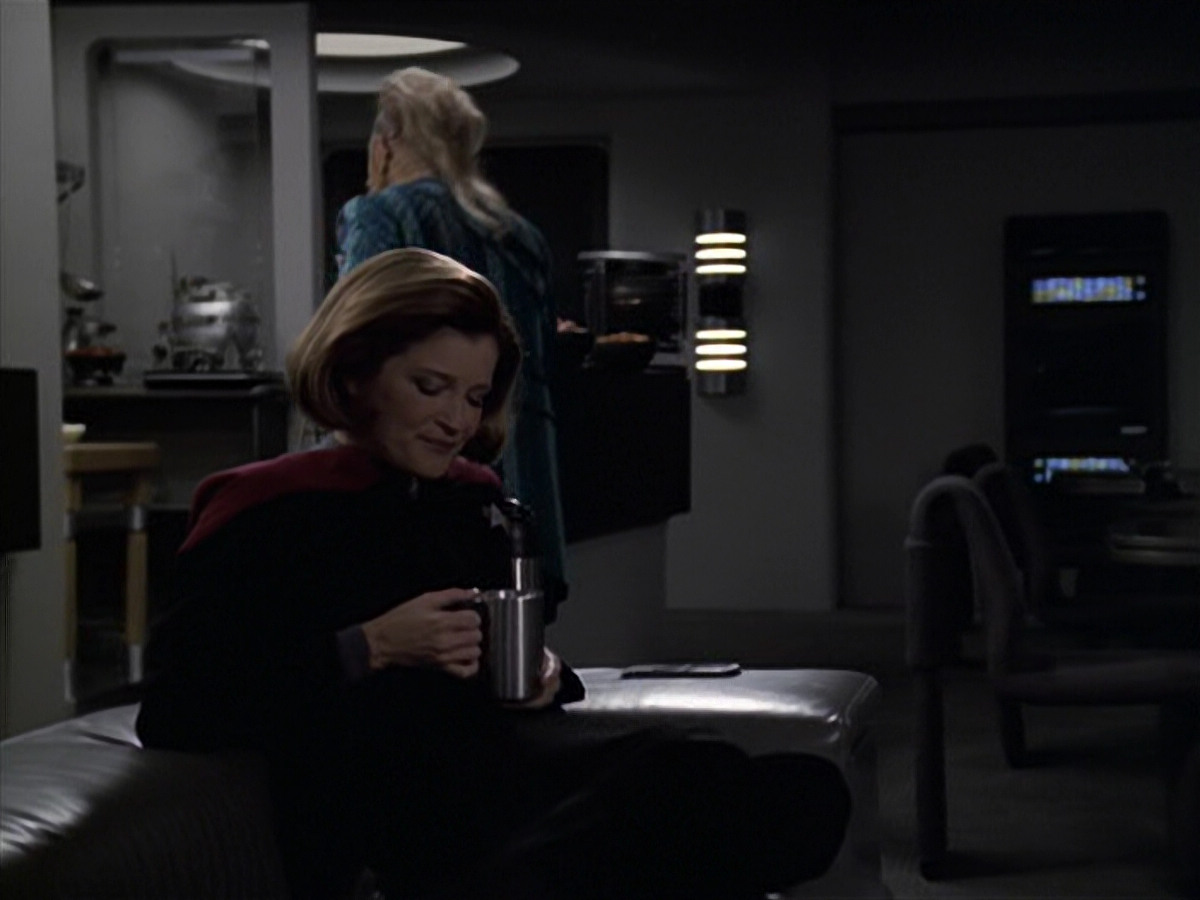 extant_StarTrek_VOY_6x11-FairHaven_00796.jpg