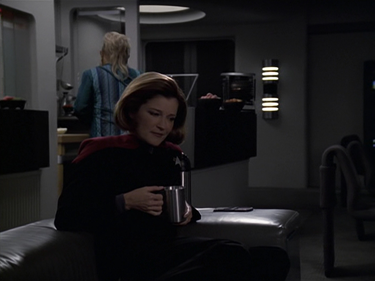 extant_StarTrek_VOY_6x11-FairHaven_00797.jpg