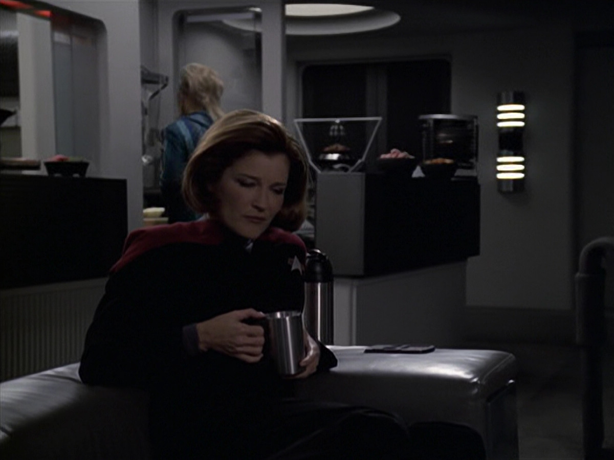 extant_StarTrek_VOY_6x11-FairHaven_00798.jpg