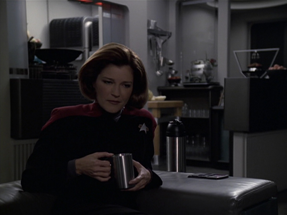 extant_StarTrek_VOY_6x11-FairHaven_00802.jpg