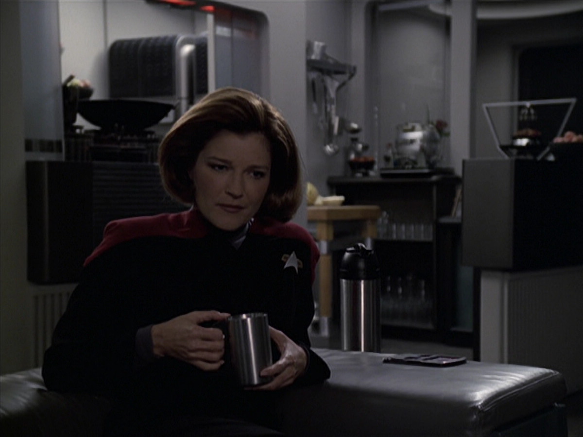 extant_StarTrek_VOY_6x11-FairHaven_00804.jpg