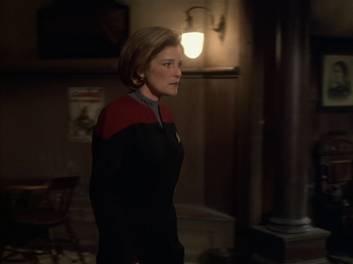 extant_StarTrek_VOY_6x11-FairHaven_00810.jpg