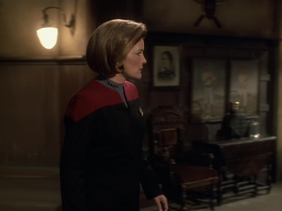 extant_StarTrek_VOY_6x11-FairHaven_00811.jpg