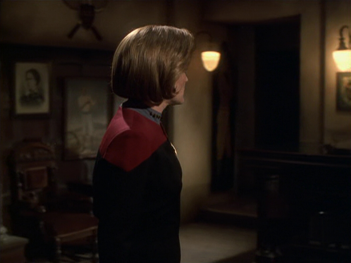 extant_StarTrek_VOY_6x11-FairHaven_00813.jpg