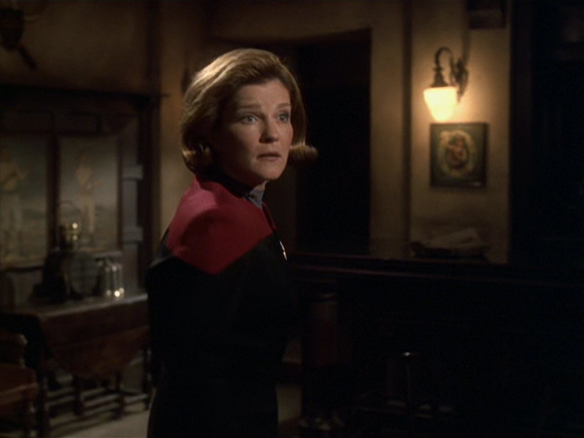 extant_StarTrek_VOY_6x11-FairHaven_00817.jpg