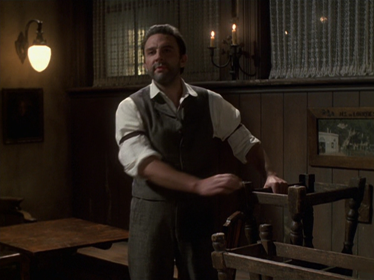 extant_StarTrek_VOY_6x11-FairHaven_00818.jpg