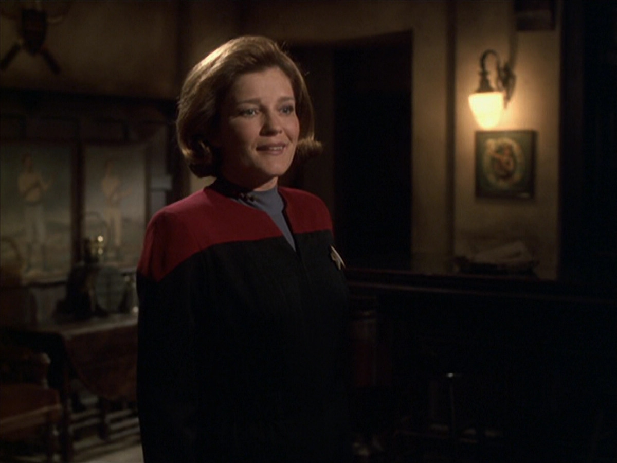 extant_StarTrek_VOY_6x11-FairHaven_00821.jpg