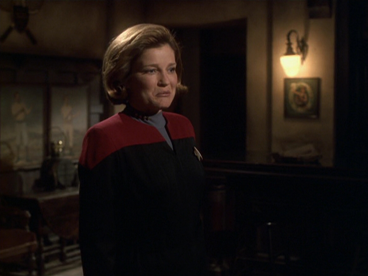 extant_StarTrek_VOY_6x11-FairHaven_00822.jpg