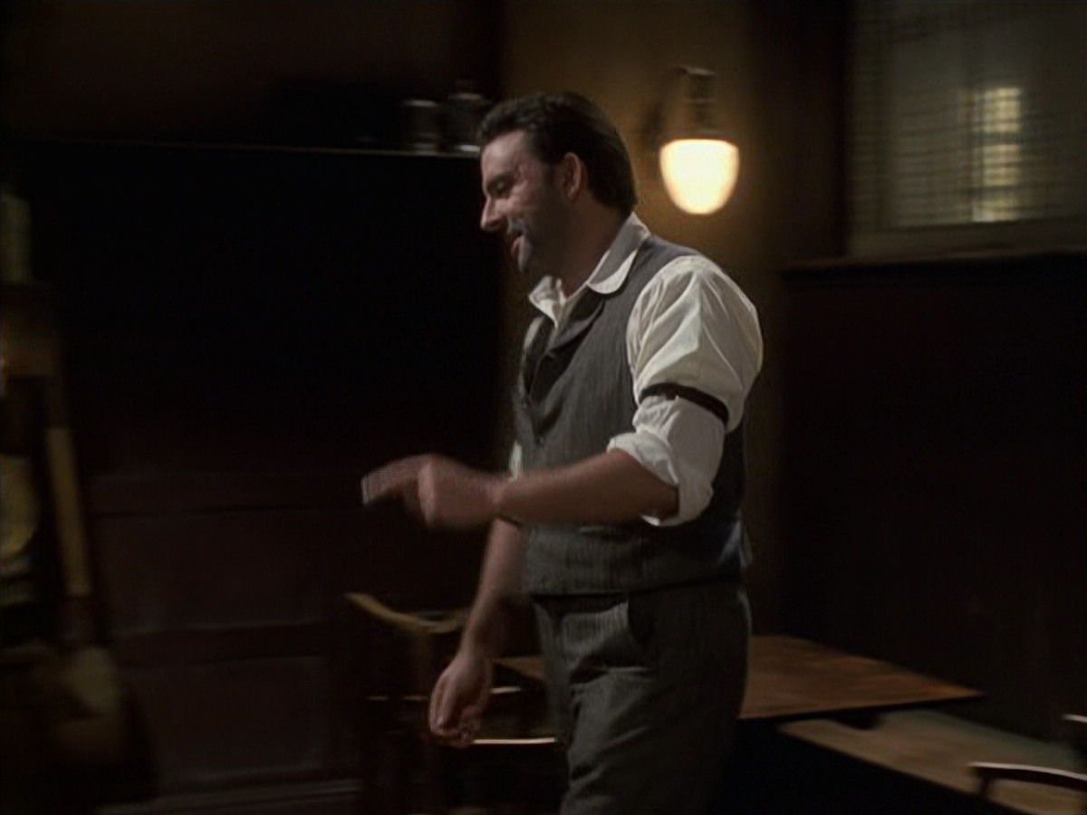 extant_StarTrek_VOY_6x11-FairHaven_00827.jpg