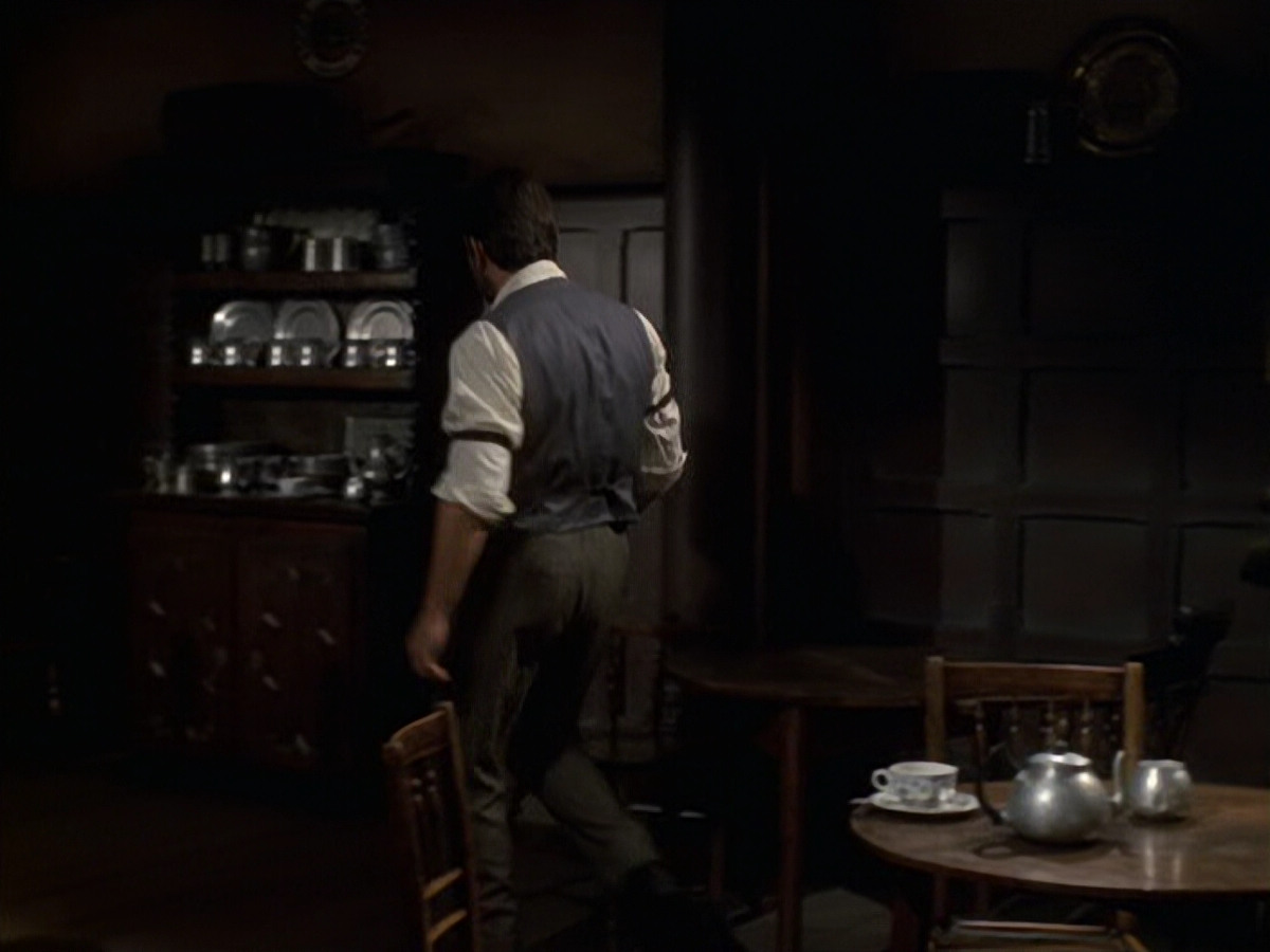 extant_StarTrek_VOY_6x11-FairHaven_00831.jpg