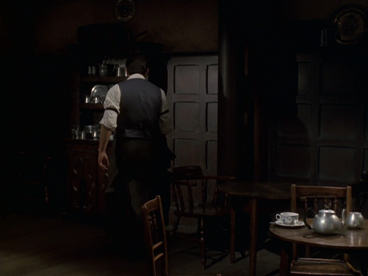 extant_StarTrek_VOY_6x11-FairHaven_00832.jpg