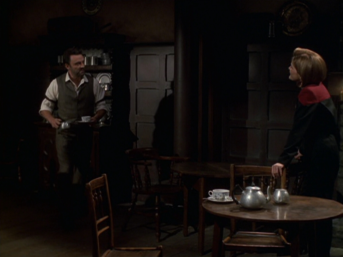 extant_StarTrek_VOY_6x11-FairHaven_00841.jpg