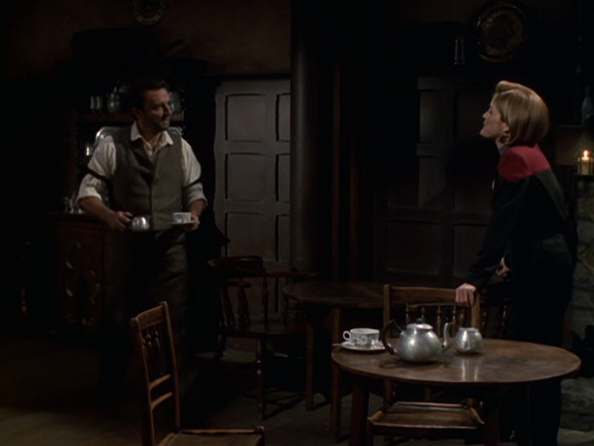 extant_StarTrek_VOY_6x11-FairHaven_00842.jpg