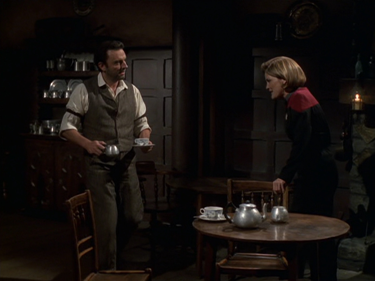 extant_StarTrek_VOY_6x11-FairHaven_00843.jpg