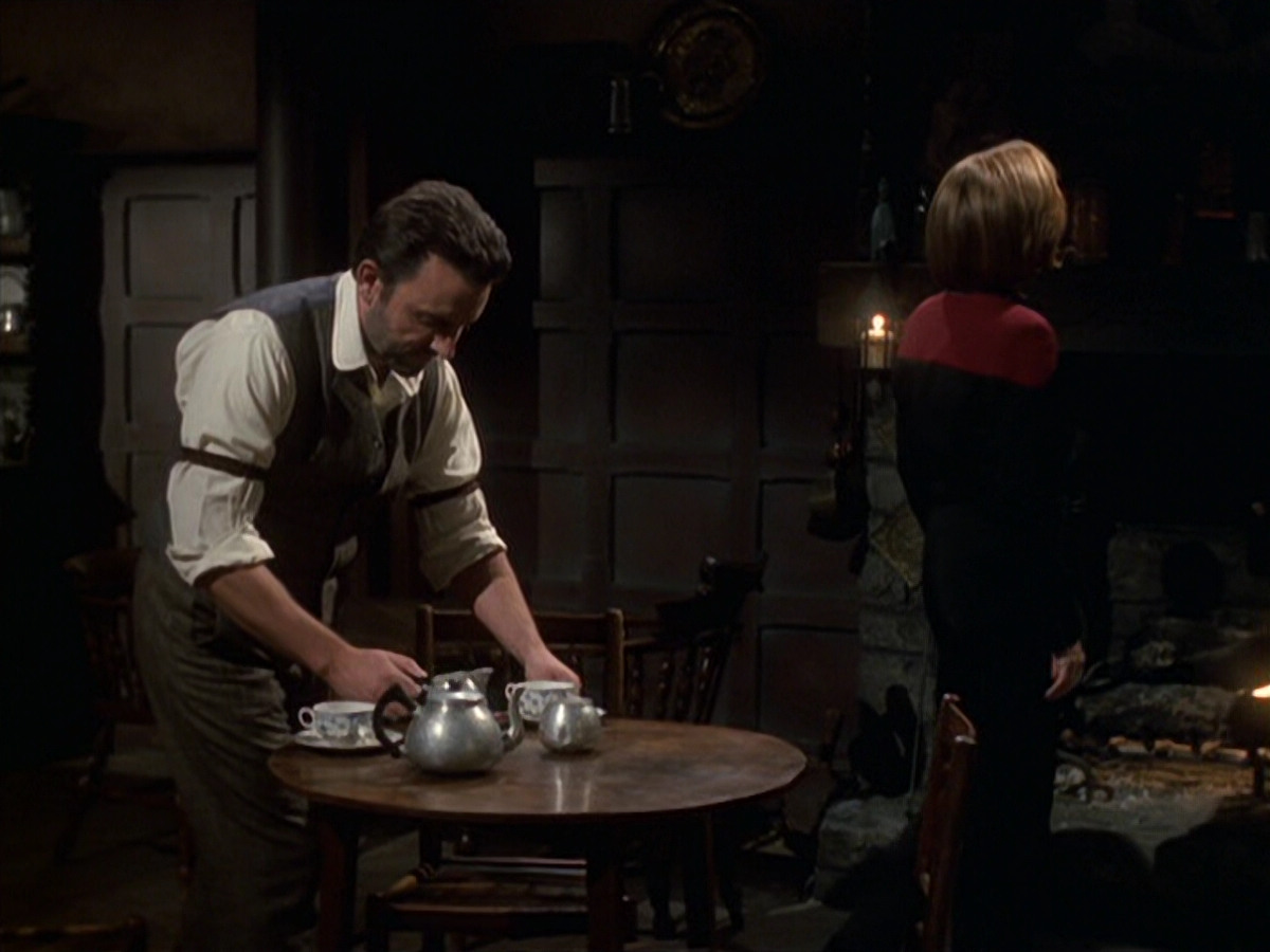 extant_StarTrek_VOY_6x11-FairHaven_00846.jpg