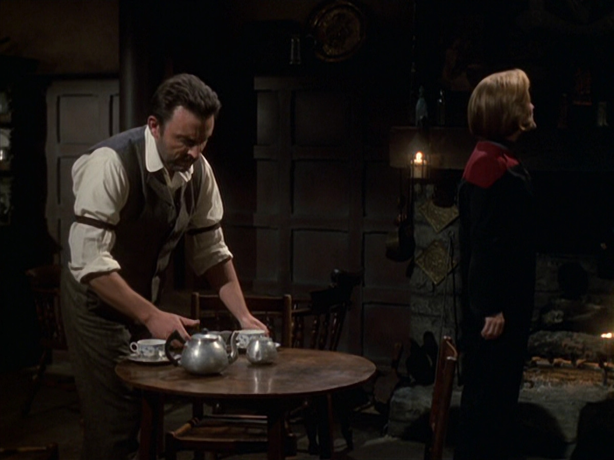 extant_StarTrek_VOY_6x11-FairHaven_00847.jpg