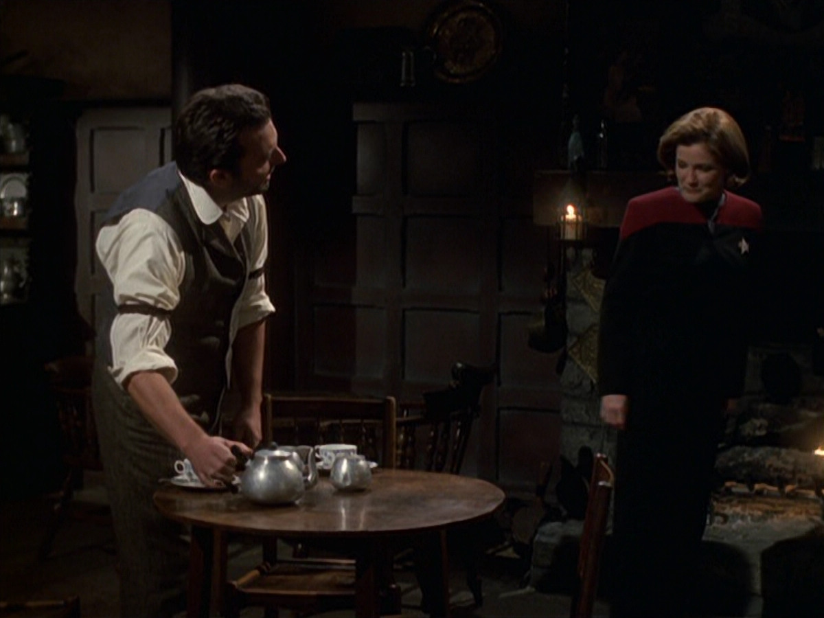 extant_StarTrek_VOY_6x11-FairHaven_00848.jpg