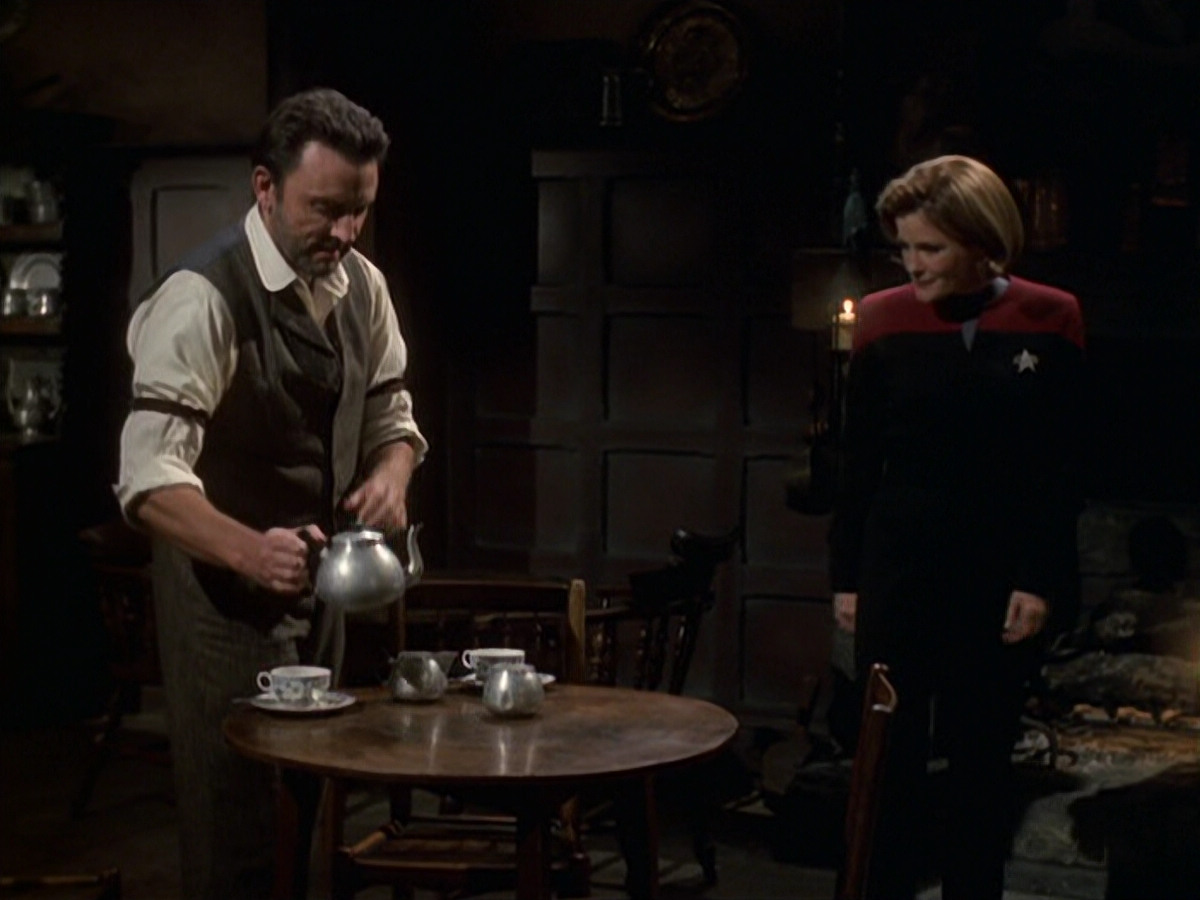 extant_StarTrek_VOY_6x11-FairHaven_00849.jpg