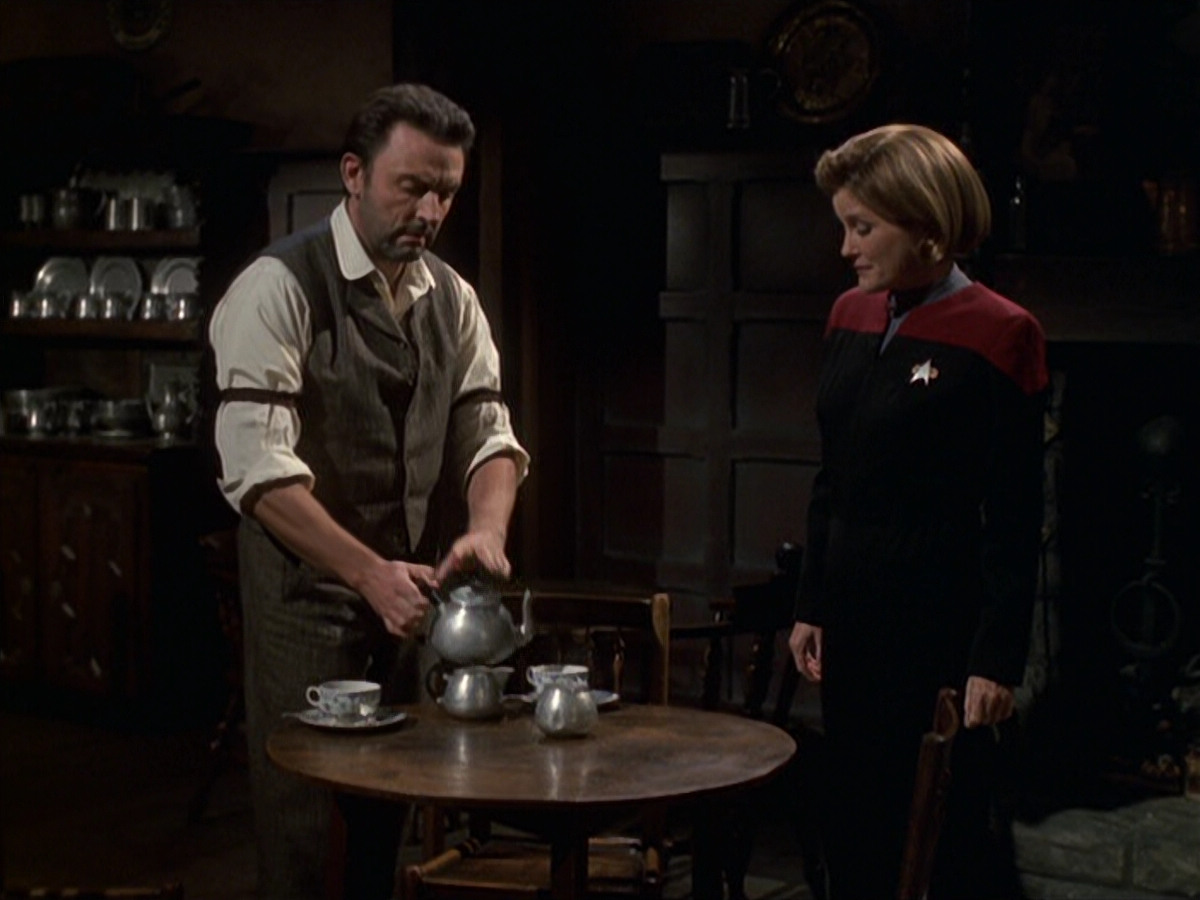 extant_StarTrek_VOY_6x11-FairHaven_00855.jpg
