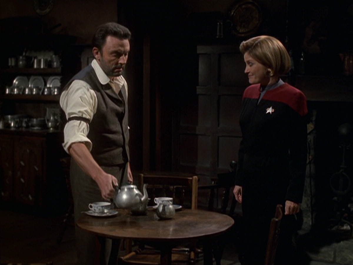extant_StarTrek_VOY_6x11-FairHaven_00856.jpg