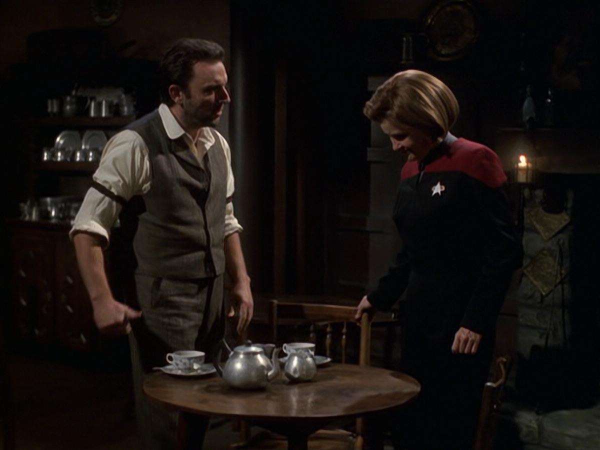 extant_StarTrek_VOY_6x11-FairHaven_00858.jpg