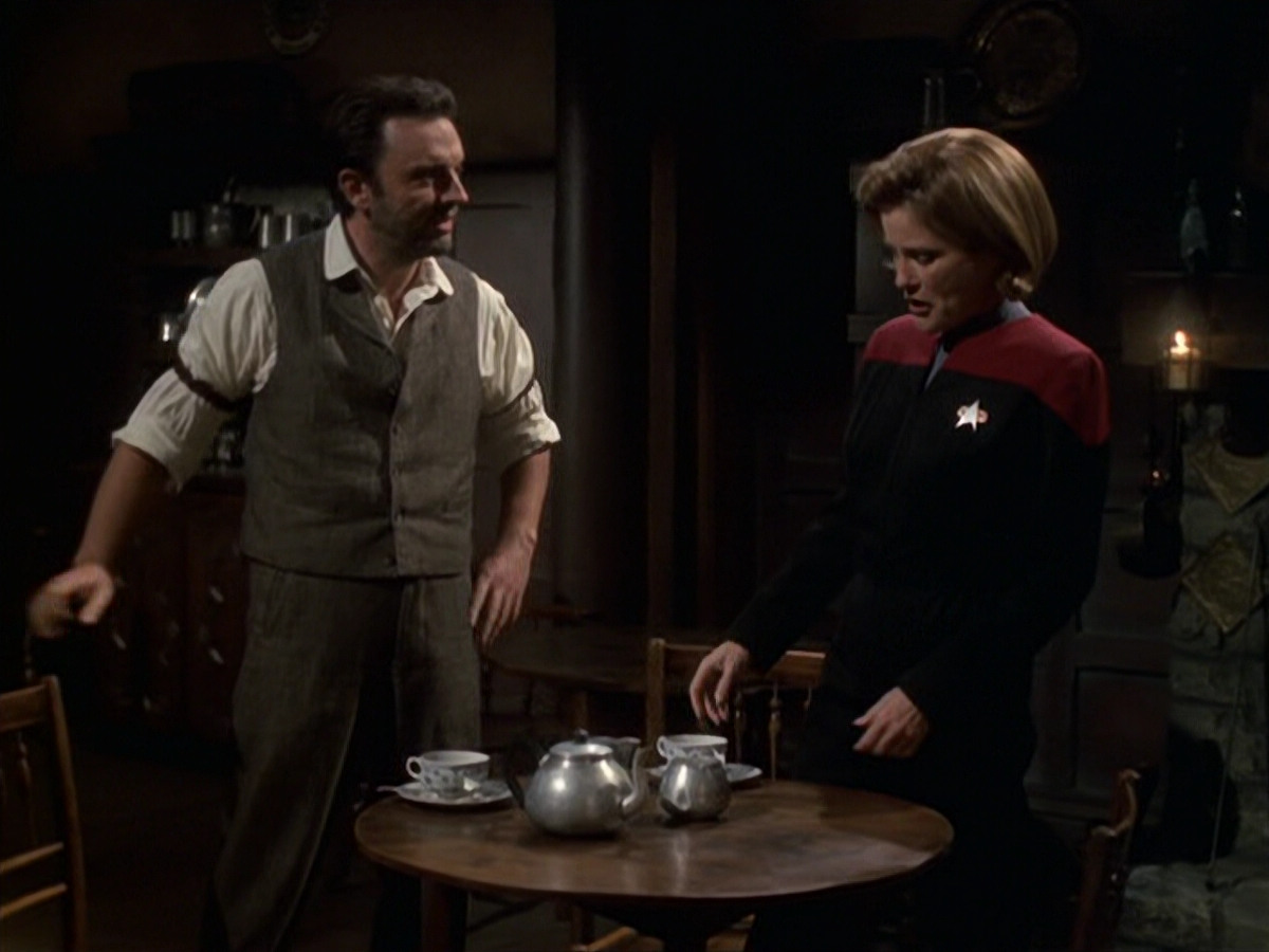 extant_StarTrek_VOY_6x11-FairHaven_00859.jpg