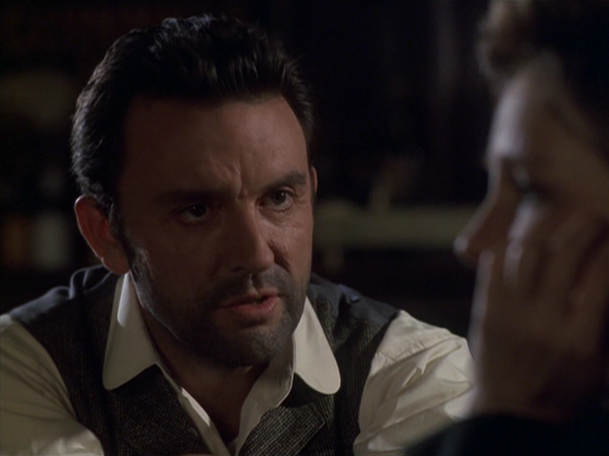 extant_StarTrek_VOY_6x11-FairHaven_00909.jpg