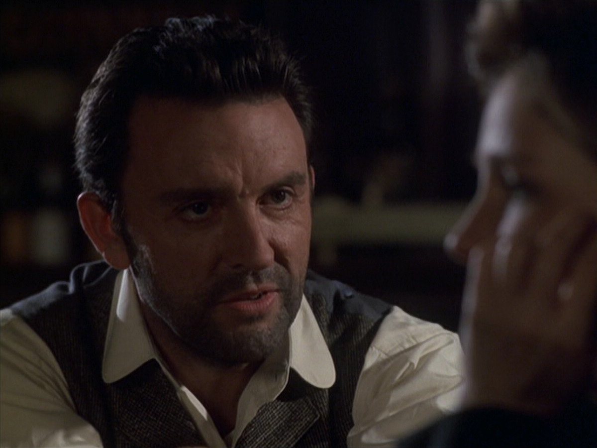 extant_StarTrek_VOY_6x11-FairHaven_00910.jpg