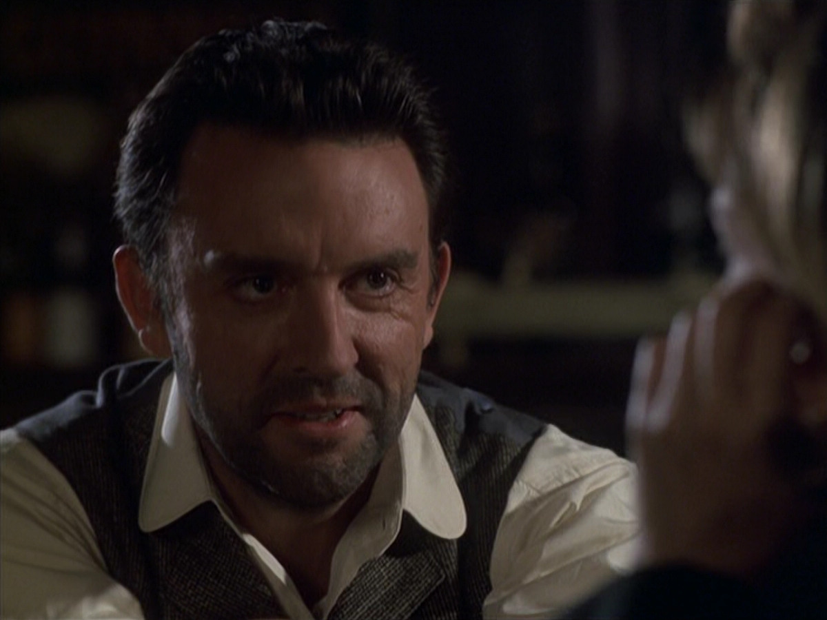 extant_StarTrek_VOY_6x11-FairHaven_00913.jpg