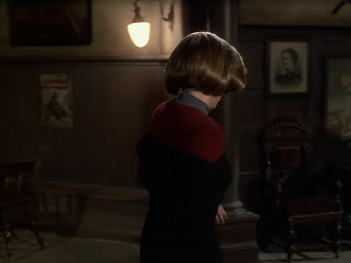 extant_StarTrek_VOY_6x11-FairHaven_00933.jpg