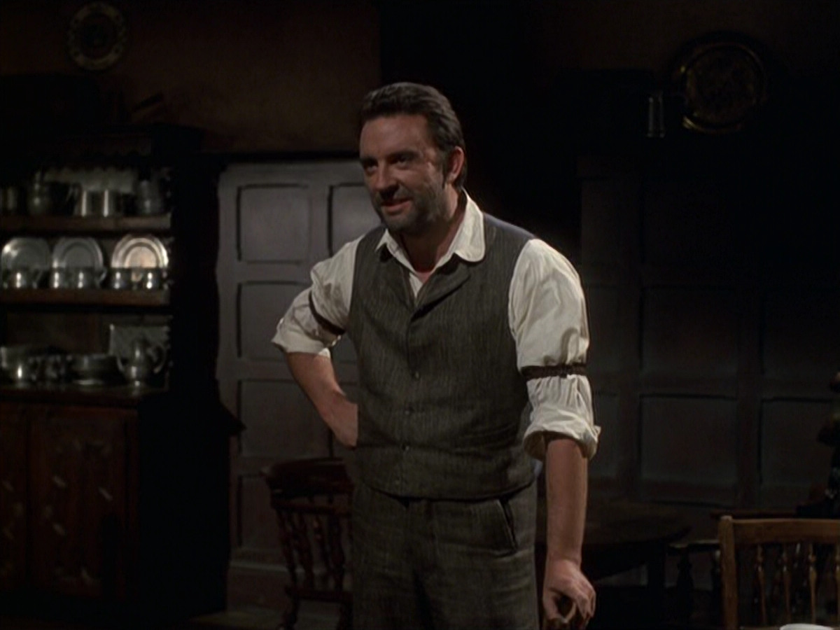 extant_StarTrek_VOY_6x11-FairHaven_00935.jpg