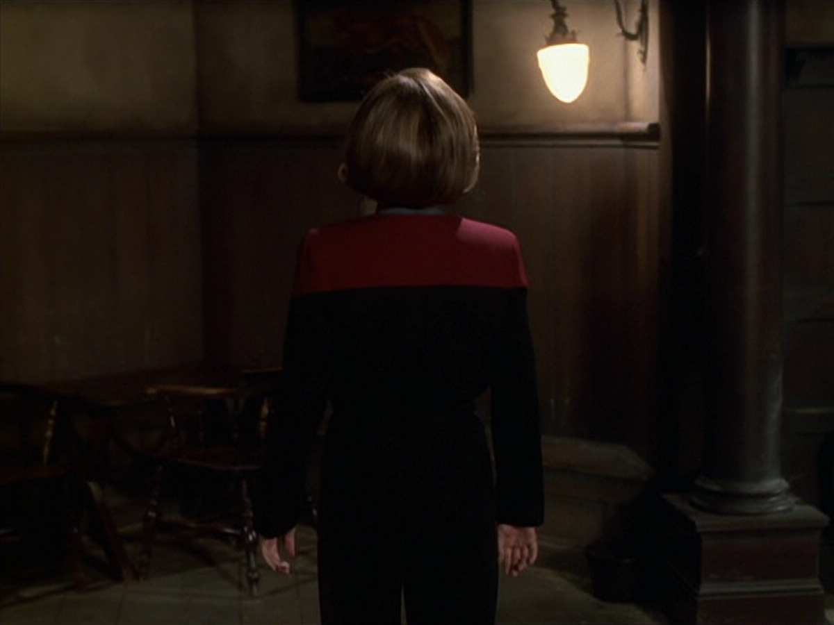 extant_StarTrek_VOY_6x11-FairHaven_00937.jpg