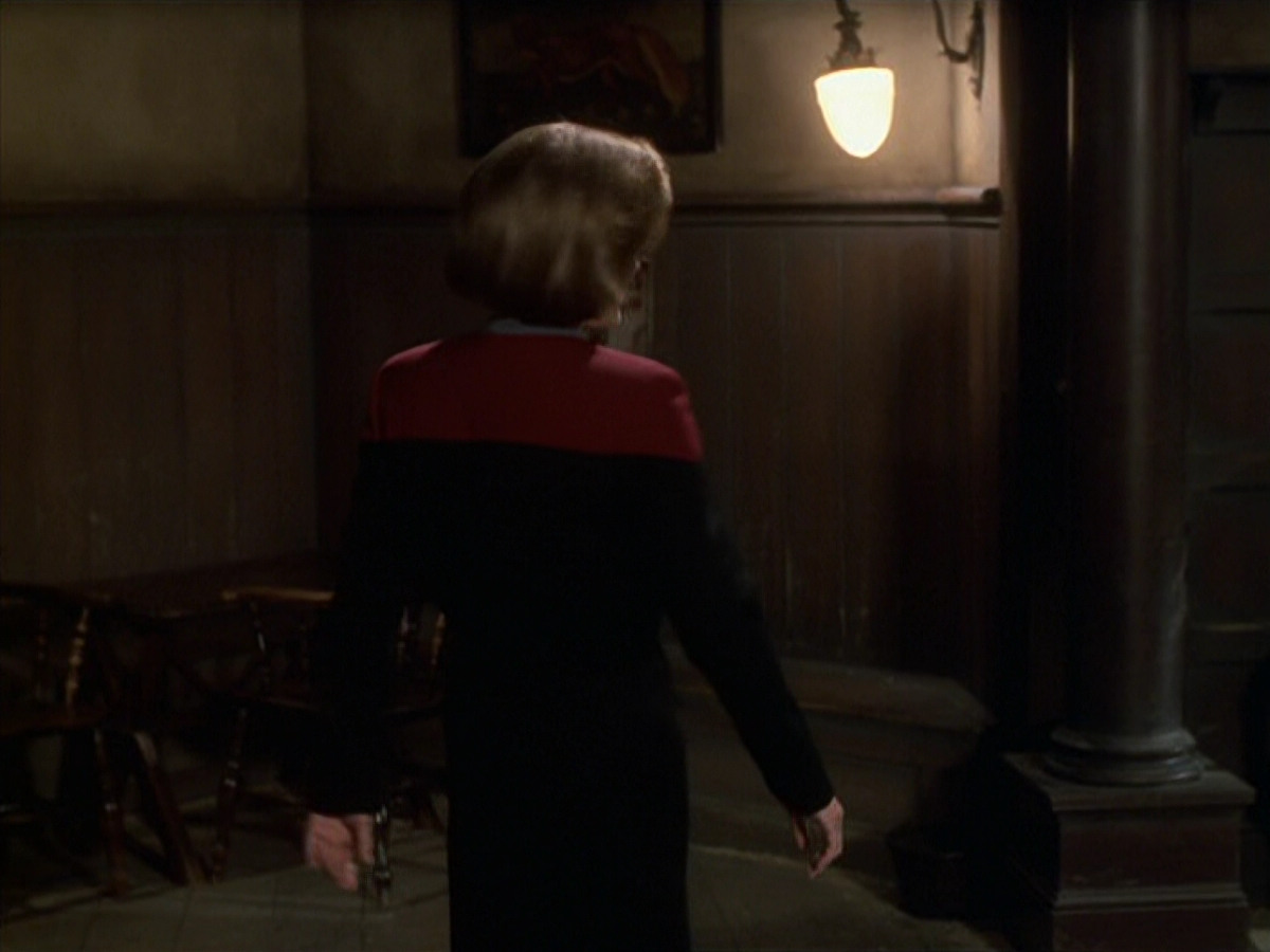 extant_StarTrek_VOY_6x11-FairHaven_00938.jpg