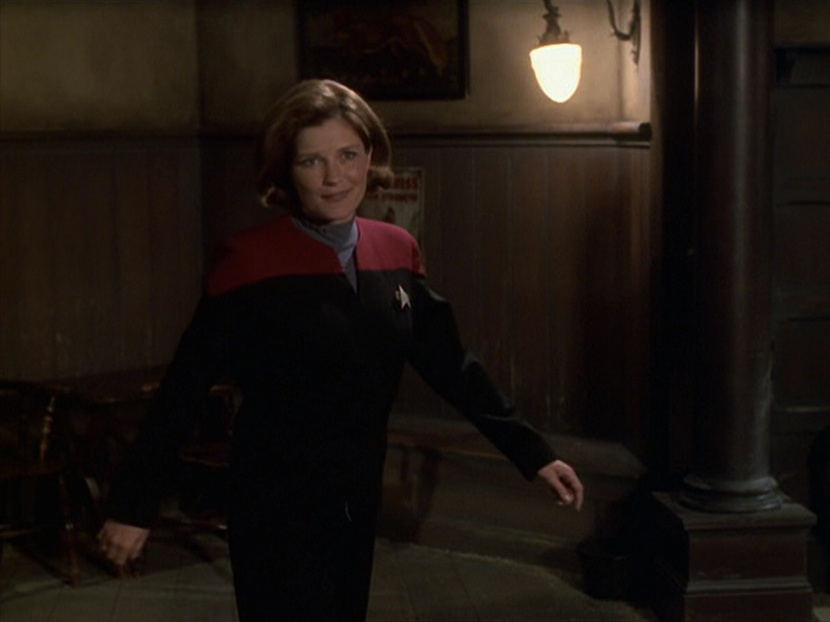 extant_StarTrek_VOY_6x11-FairHaven_00939.jpg