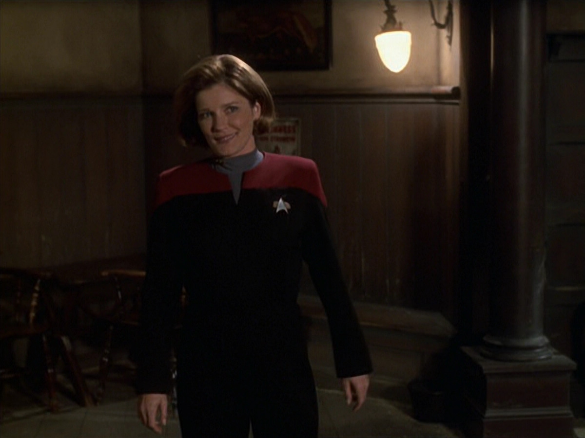 extant_StarTrek_VOY_6x11-FairHaven_00940.jpg