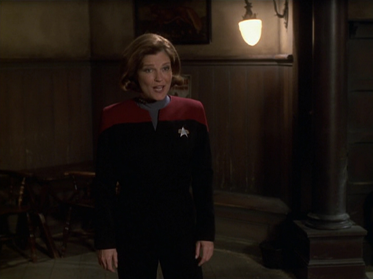 extant_StarTrek_VOY_6x11-FairHaven_00941.jpg
