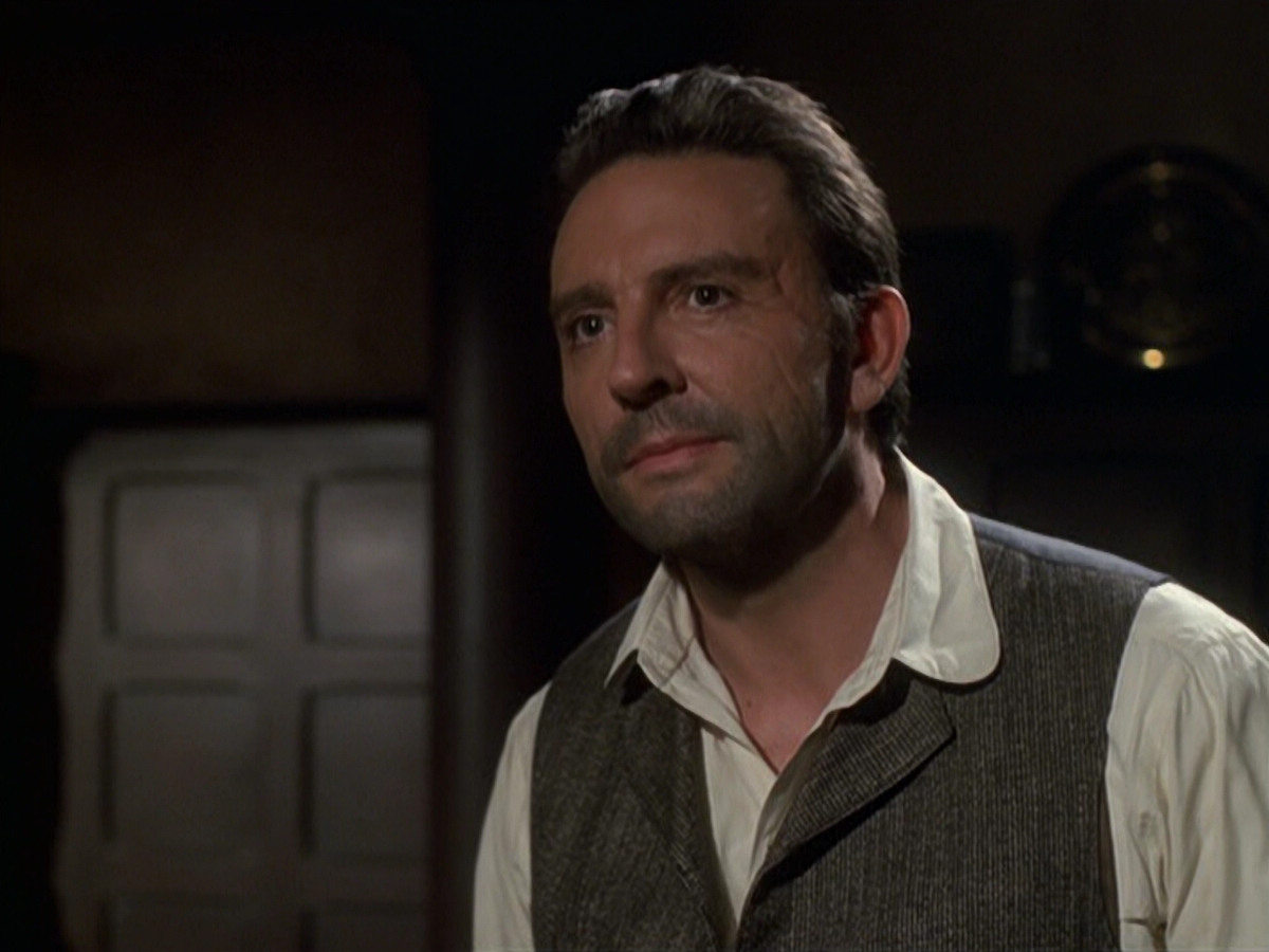 extant_StarTrek_VOY_6x11-FairHaven_00944.jpg