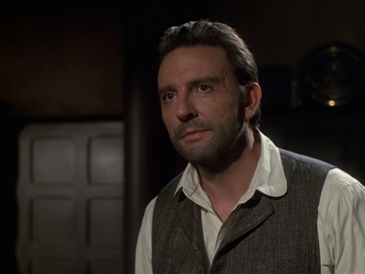 extant_StarTrek_VOY_6x11-FairHaven_00945.jpg