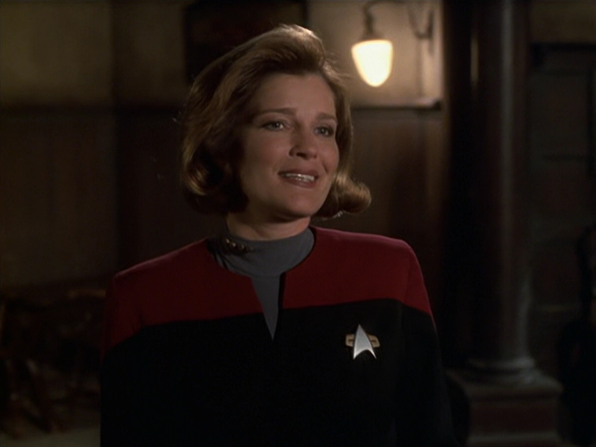 extant_StarTrek_VOY_6x11-FairHaven_00954.jpg