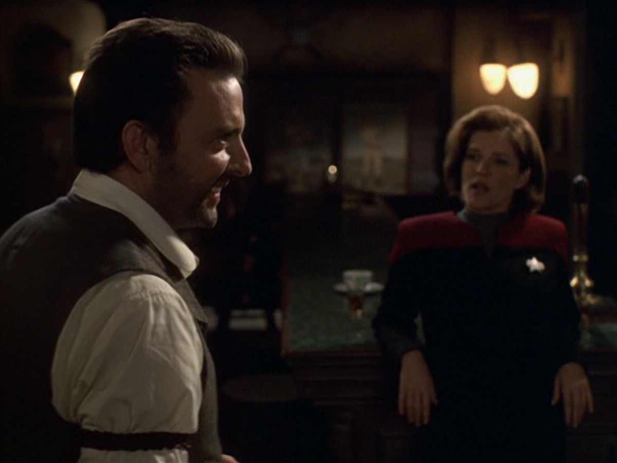 extant_StarTrek_VOY_6x11-FairHaven_00975.jpg