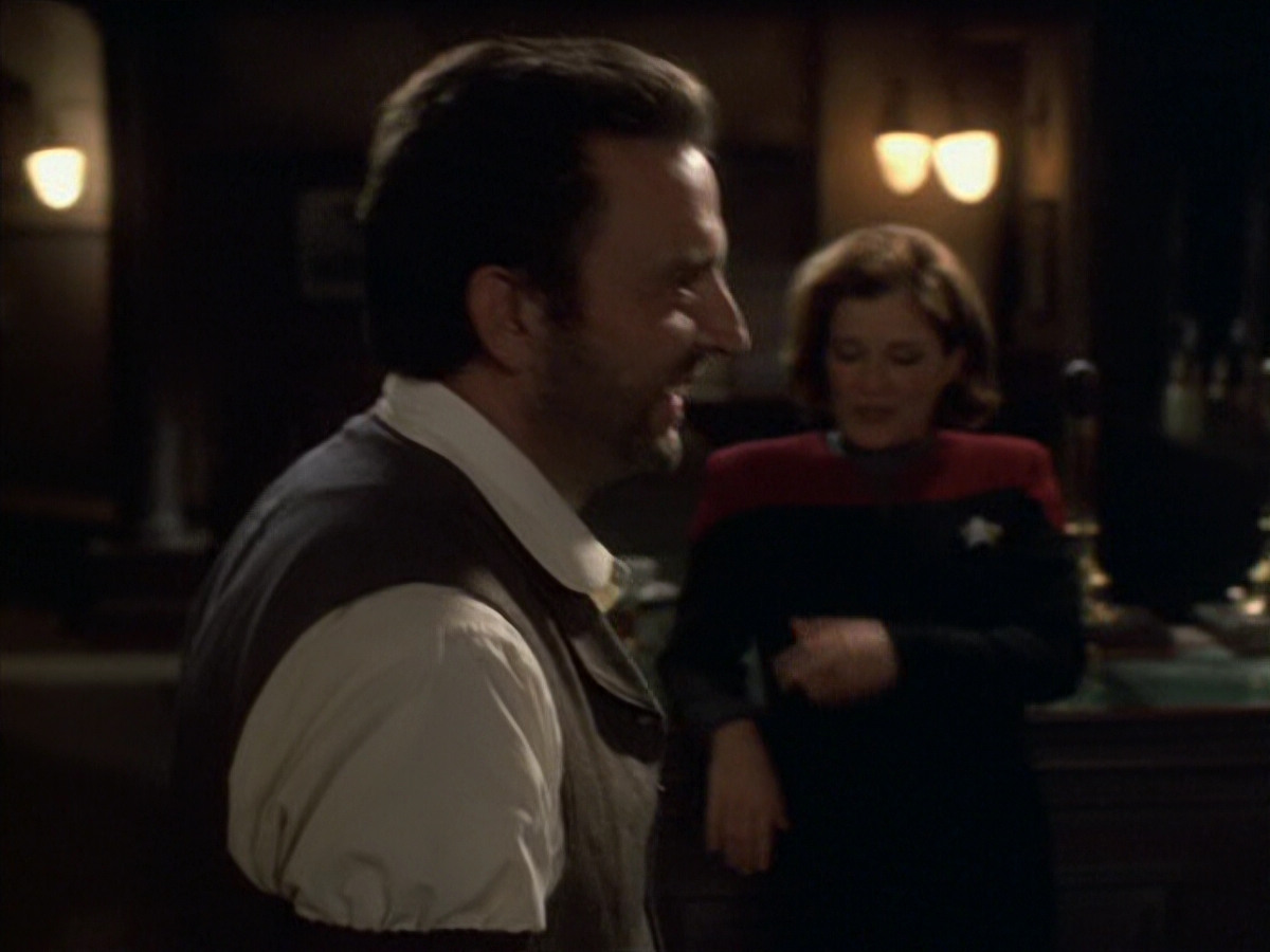 extant_StarTrek_VOY_6x11-FairHaven_00976.jpg