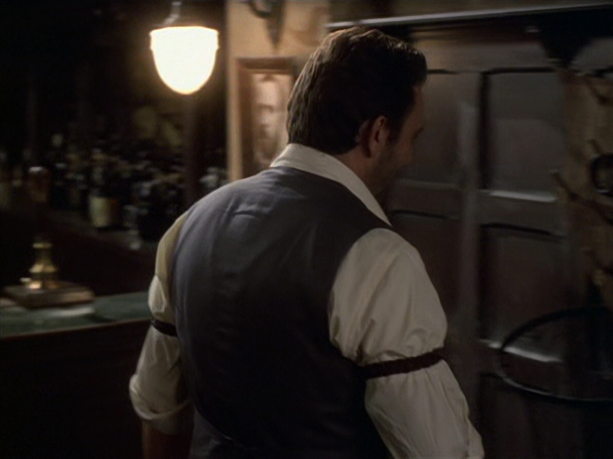 extant_StarTrek_VOY_6x11-FairHaven_00978.jpg