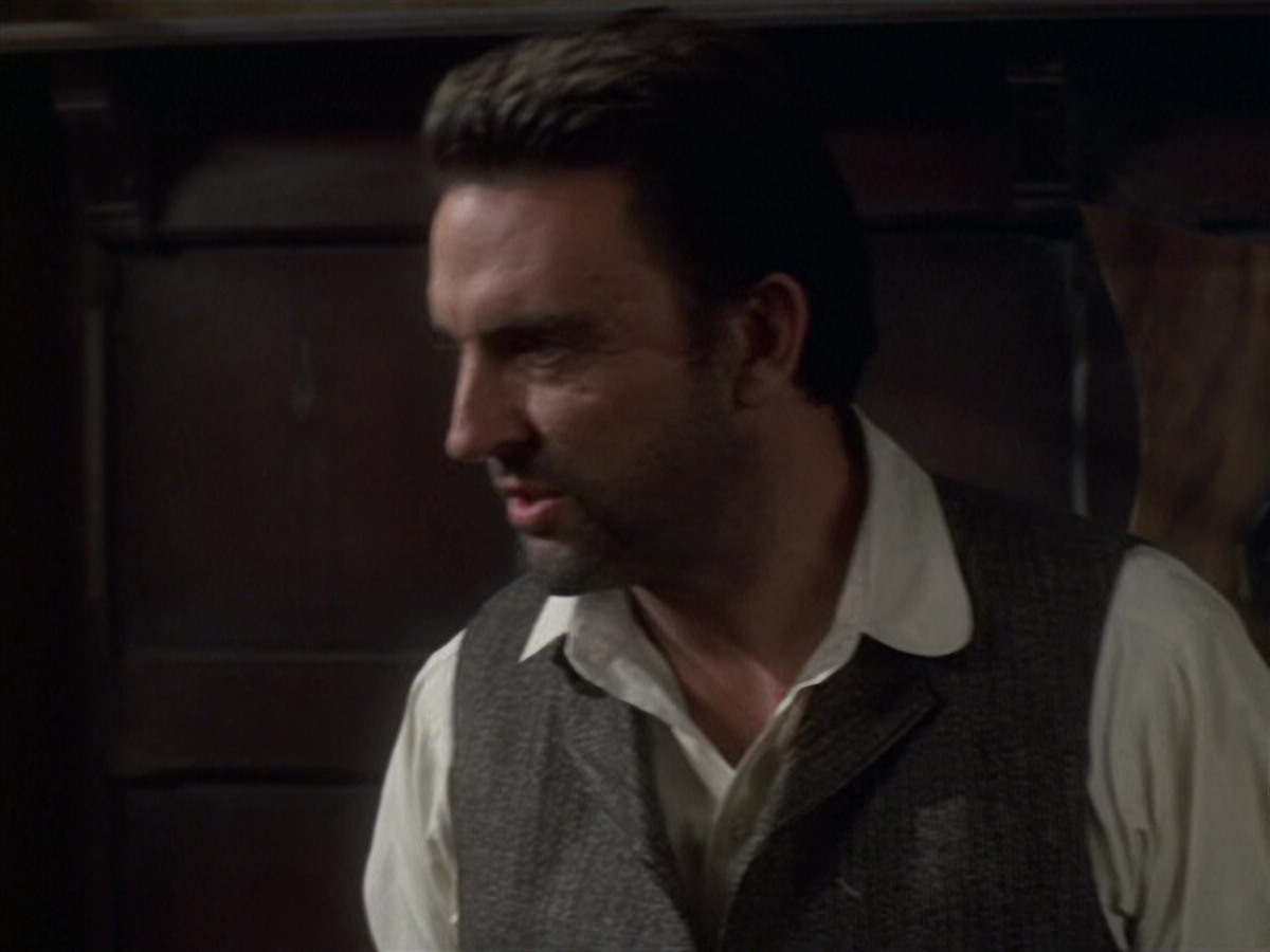 extant_StarTrek_VOY_6x11-FairHaven_00989.jpg